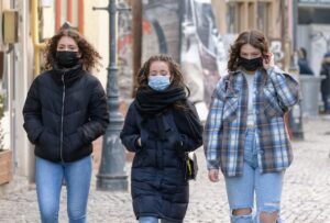 Giovani in un appartamento, simbolo del bonus affitto e della detrazione per chi vive da solo.