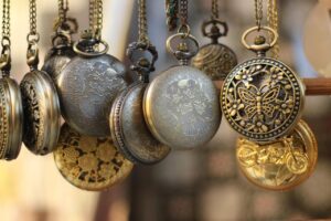 Due catenine d'oro su un tavolo, simbolo di oro usato pronto per la vendita.