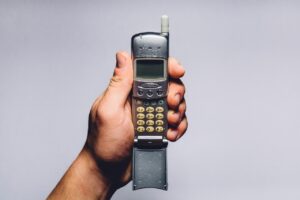 Vecchio telefono Nokia su un tavolo, simbolo di potenziale valore nascosto.