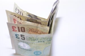 Due mani che si stringono sopra un conto cointestato, simbolo di accordo e condivisione finanziaria.