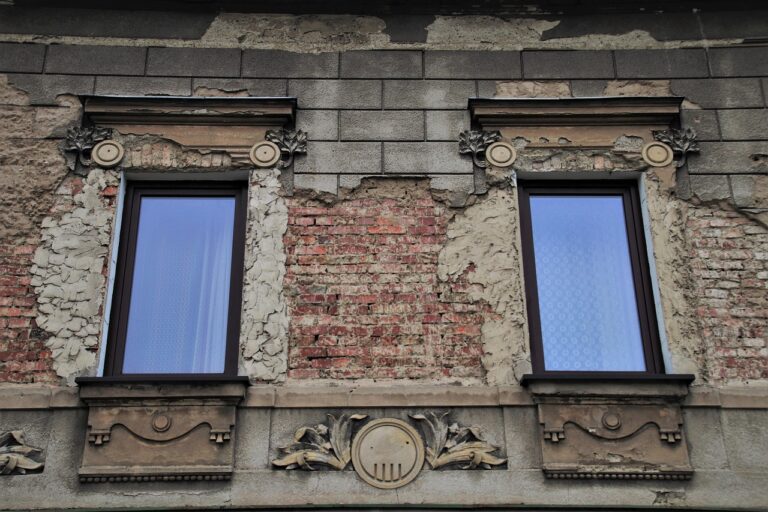 Immagine che illustra infissi moderni e barriere architettoniche, con un focus su accessibilità e ristrutturazione.