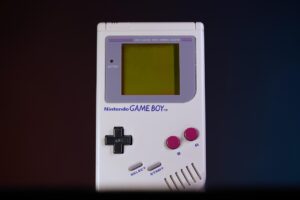 Game Boy vintage in un cassetto, simbolo di collezionismo e nostalgia per i videogiocatori.