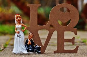 Due sposi sorridenti con documenti in mano, simbolo del Bonus Matrimonio e delle detrazioni fiscali.