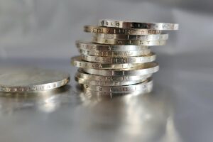 Monete d'argento Morgan Dollar in primo piano su sfondo neutro.