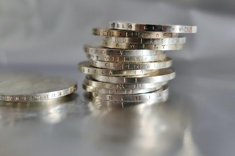 Monete d'argento Morgan Dollar in primo piano su sfondo neutro.